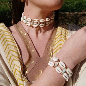 ensemble collier ras de coup et bracelet cauris
